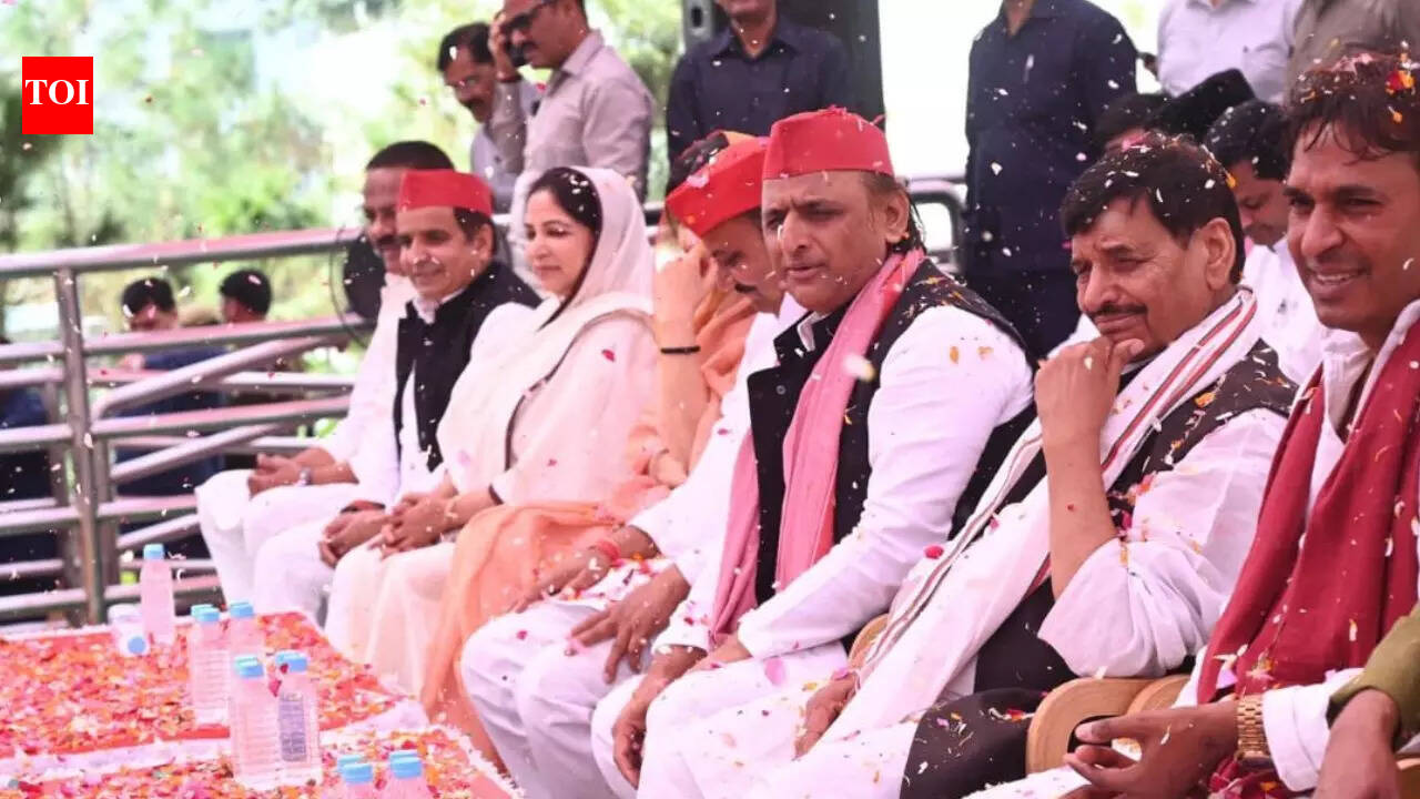 Akhilesh Yadav celebrates Holi in UP's Saifai and outlines SP push for 2027 elections