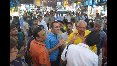 Assault by hawkers triggers traders’ protest at New Mkt