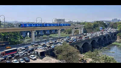 Transporters defer strike in evening, but several commuters struggle through the day