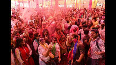 Chowk ‘toli’ spreads cheers and colours; gujhiya and folk songs add festive flavours