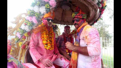 In post-festival party, khaki dons Holi hues