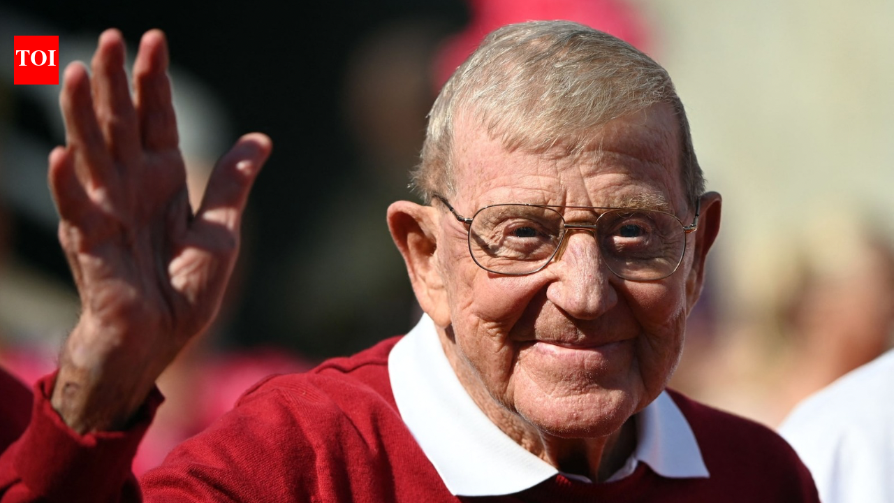 Viral video of Lou Holtz newspaper magic lesson spreads again as fans remember legendary football coach and his message