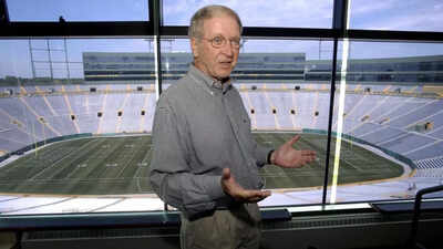  Former Packers President who revived Green Bay franchise dies at 89