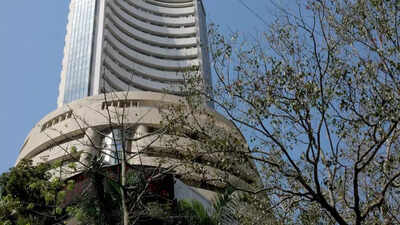 Sensex recovers 900 points on improving geopolitical cues