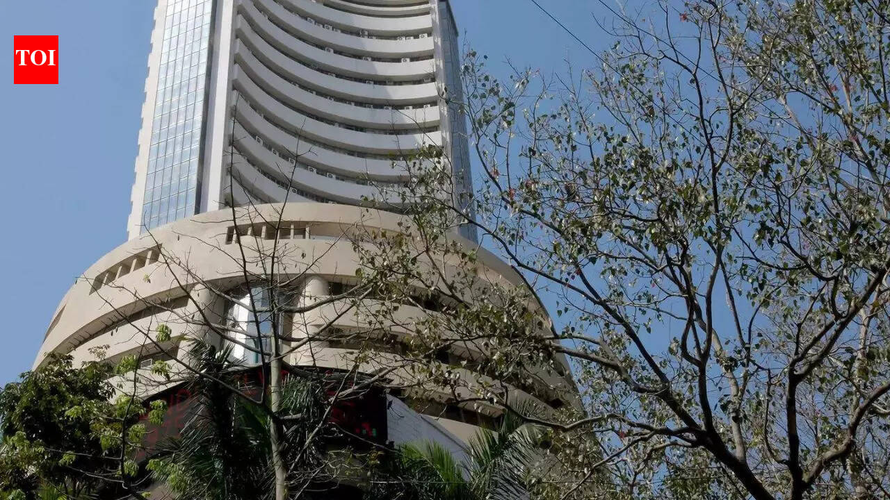 Sensex recovers 900 points on improving geopolitical cues