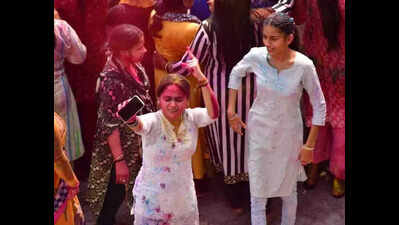 Shades of freedom: Women’s exclusive Holi bash breaks stereotypes in Prayagraj