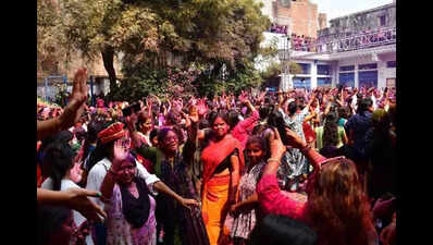 Shades of freedom: Women’s exclusive Holi bash breaks stereotypes in Prayagraj