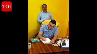 ‘Doctor of poor’ driven by promise, treats needy free of cost