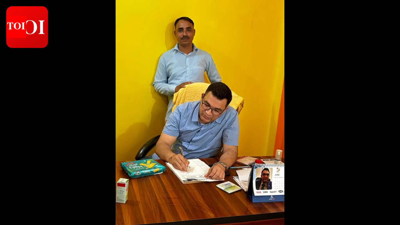 ‘Doctor of poor’ driven by promise, treats needy free of cost