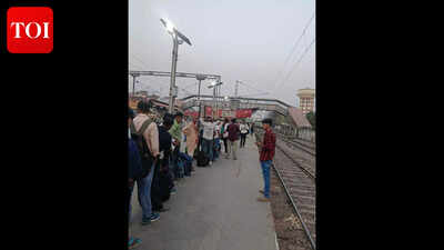 रेलवे यात्रियों को ट्रेनों में चढ़ने के लिए कतार प्रणाली लागू करता है