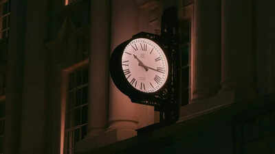 डेलाइट सेविंग टाइम 2026: अमेरिका और कनाडा में इस रविवार घड़ियाँ आगे बढ़ें; लंबी रातें और छोटी नींद लाना