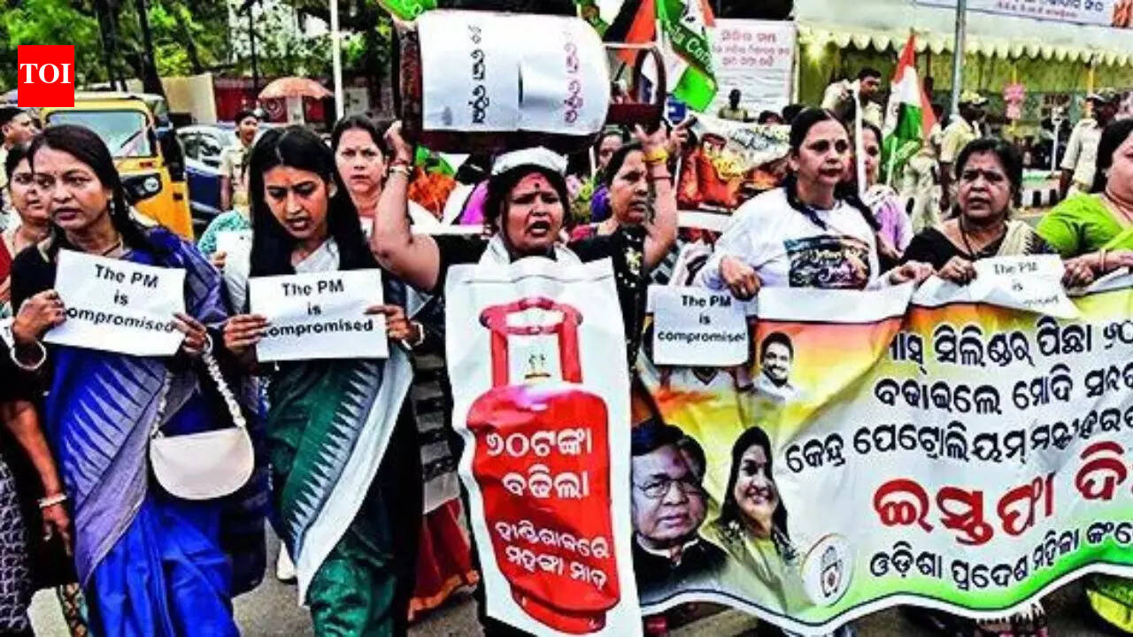 LPG price hike: Mamata calls for protests, Sidda seeks PM Modi's ouster
