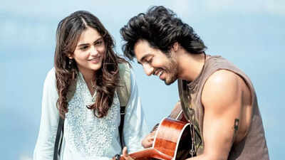 ‘Saiyaara’ duo Aneet Padda and Ahaan Panday’s sweet selfie at award show captures their celebratory moment after big honours