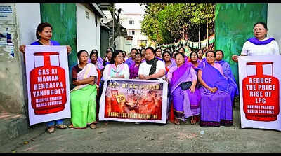 Mahila Cong protests LPG price hike in Imphal