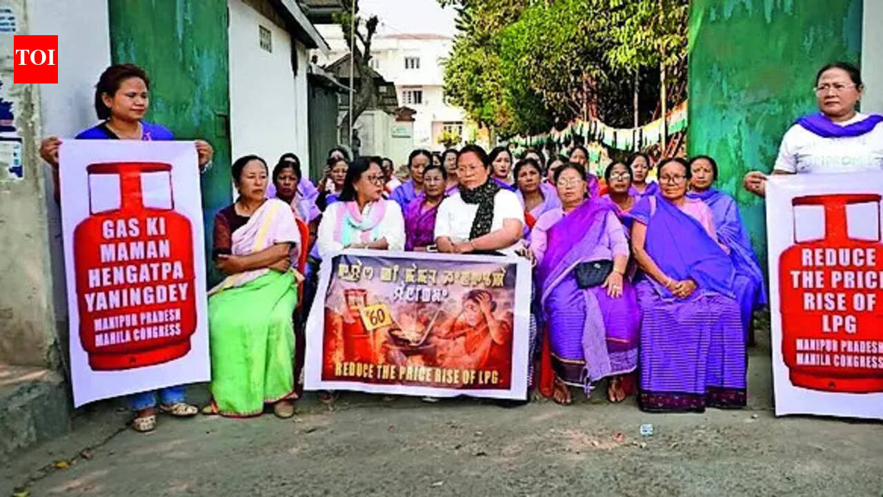 Mahila Cong protests LPG price hike in Imphal
