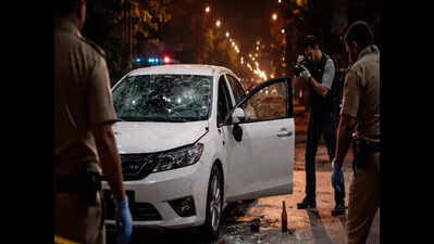 Cop hurt as criminals attack mining officer’s vehicle in Saran