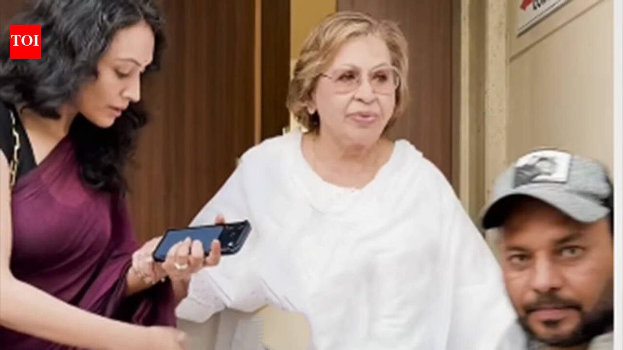 Helen attends Mahendra Bohra’s prayer meeting in Mumbai and offers support to Karanvir Bohra