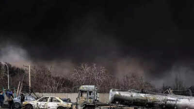 கருப்பு மழை என்றால் என்ன? எப்படி எண்ணெய் தீ, புகை மற்றும் வளிமண்டல மாசுபாடு மழையை இருட்டாக மாற்றும் மற்றும் தீங்கு விளைவிக்கும்