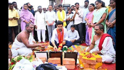 Lokesh lays foundation for Rs 294 crore flood wall in Tadepalli