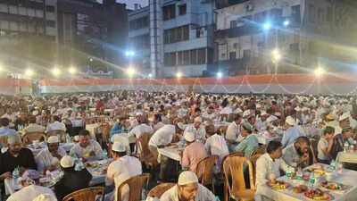In poll season, netas reach out to locals at iftar meets