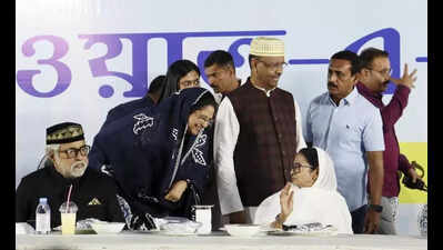 In poll season, netas reach out to locals at iftar meets