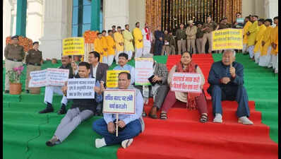 Budget session opens on stormy note; Cong MLAs enter well of House, stage walkout