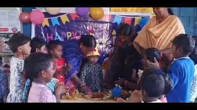 Gumla admin celebrates children’s birthdays at anganwadi centres