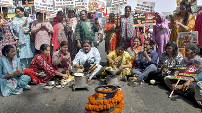 Congress women wing protests LPG price hike in Dehradun