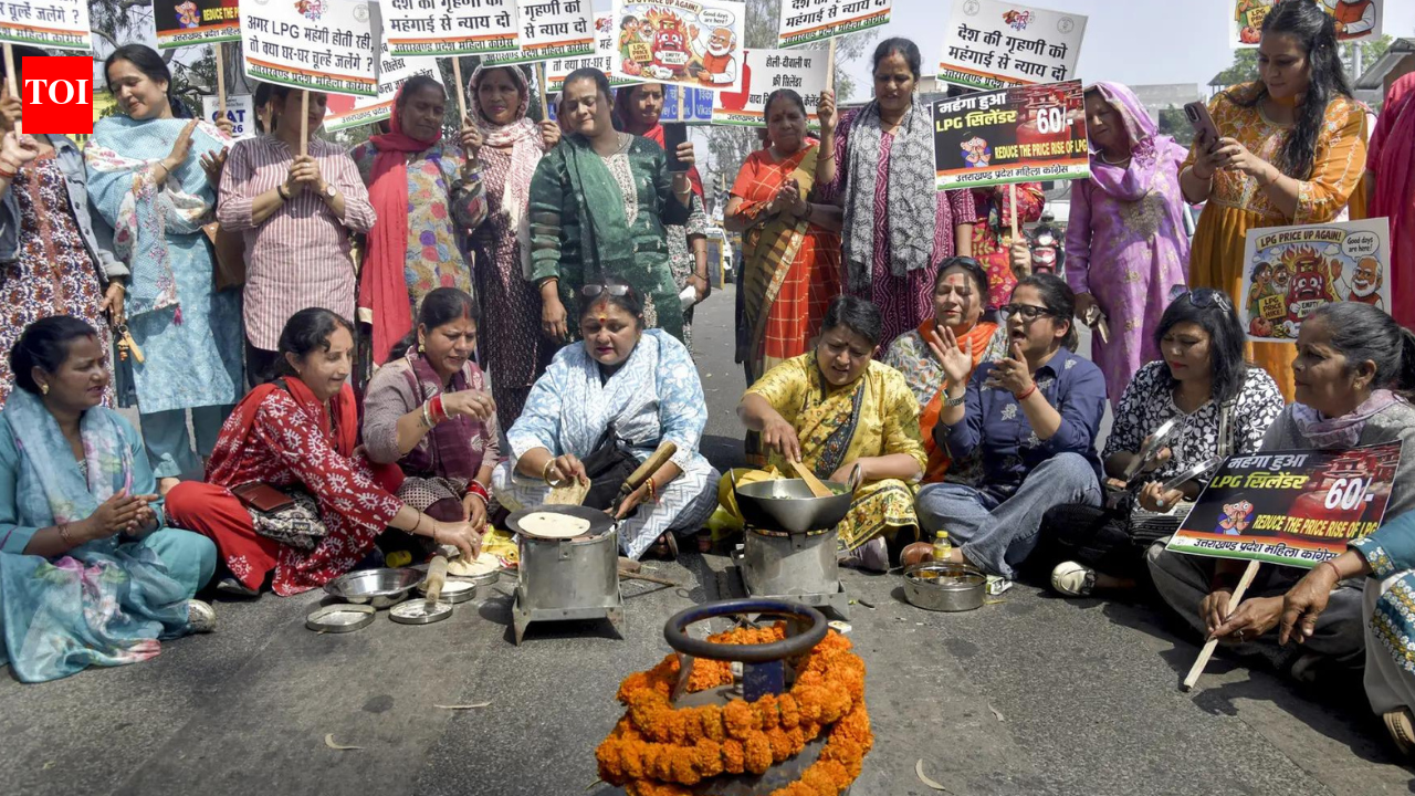 Congress women wing protests LPG price hike in Dehradun