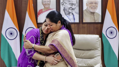 Delhi CM Rekha Gupta meets family of Uttam Nagar murder victim; 7 more held