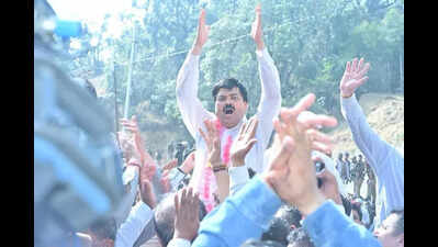 Congress protest outside assembly; demand longer budget session