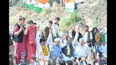 Congress protest outside assembly; demand longer budget session