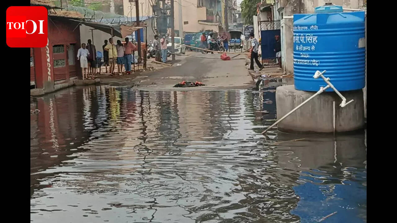Drainage protests escalate: Residents of Kumhar Toli protest severe drainage issues; Warn of continued demonstrations if unresolved