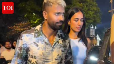 Hardik Pandya and Mahieka Sharma twin in blue as they sail away on a romantic holiday - WATCH