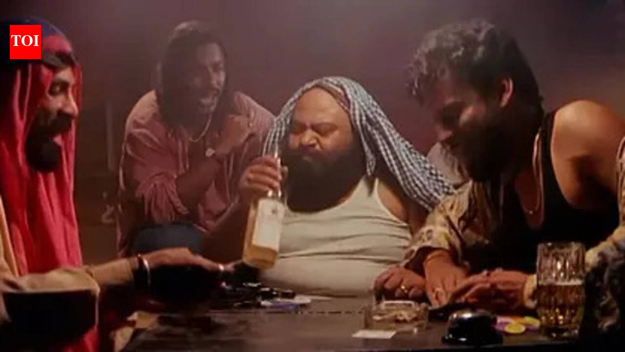 Saurabh Shukla recalls being interrogated after 'Goli maar bheje mein' song shoot