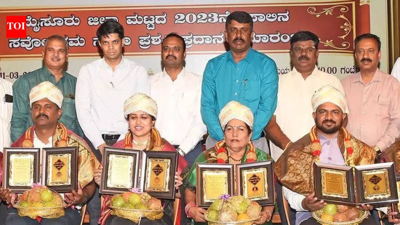 DC honours 10 govt staff with Sarvottama Seva Award