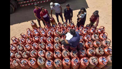 Shortage fuels black marketing of LPG cylinders in city