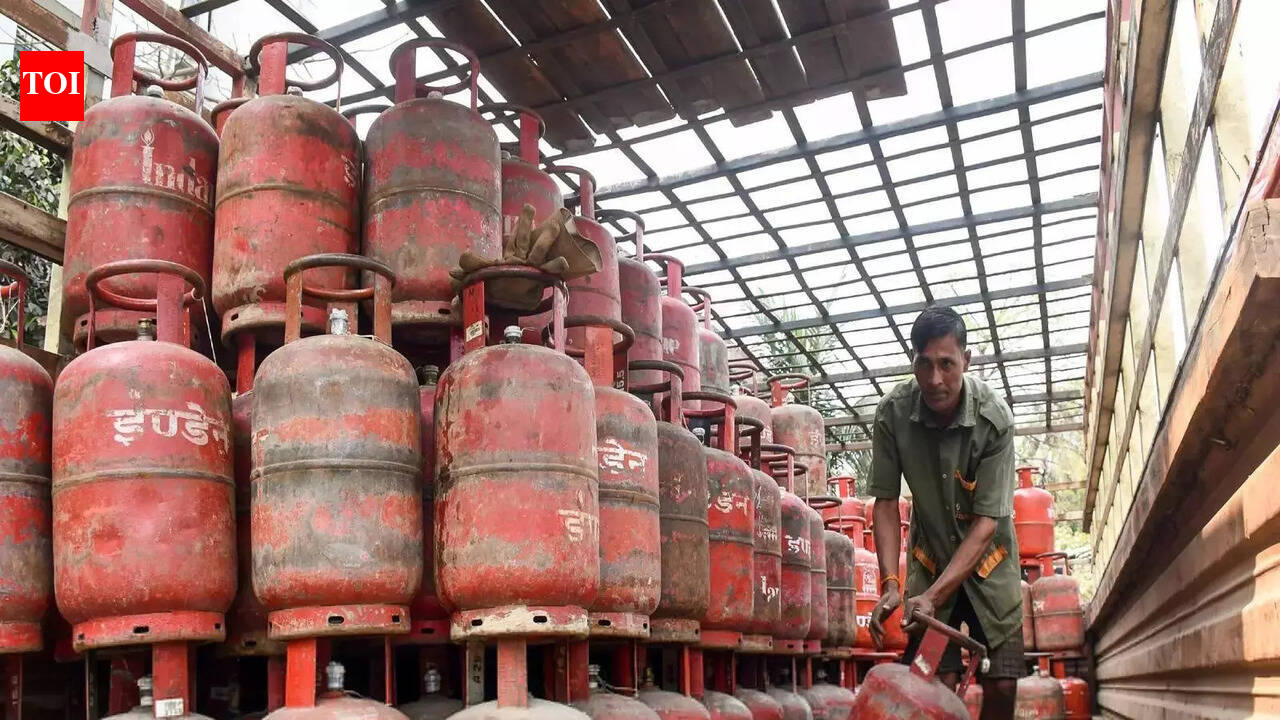 Ensure cylinder scarcity scare doesn’t turn into law and order issue: Centre to states
