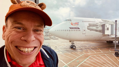 'Harry Potter' star Warwick Davis receives OBE from Prince William at Windsor Castle