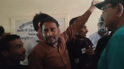 ‘Daughter’s wedding is tomorrow. Need money for tika’: Farmer breaks down after dispute stalls crop auction at mandi