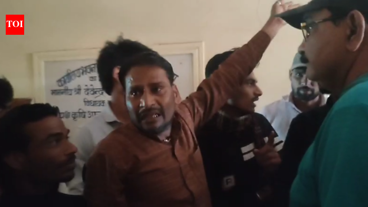 ‘Daughter’s wedding tomorrow, need money’: Farmer breaks down as dispute halts crop auction at mandi