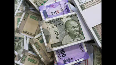 Health officer throws cash out of window as SVU team raids his flat in Patna