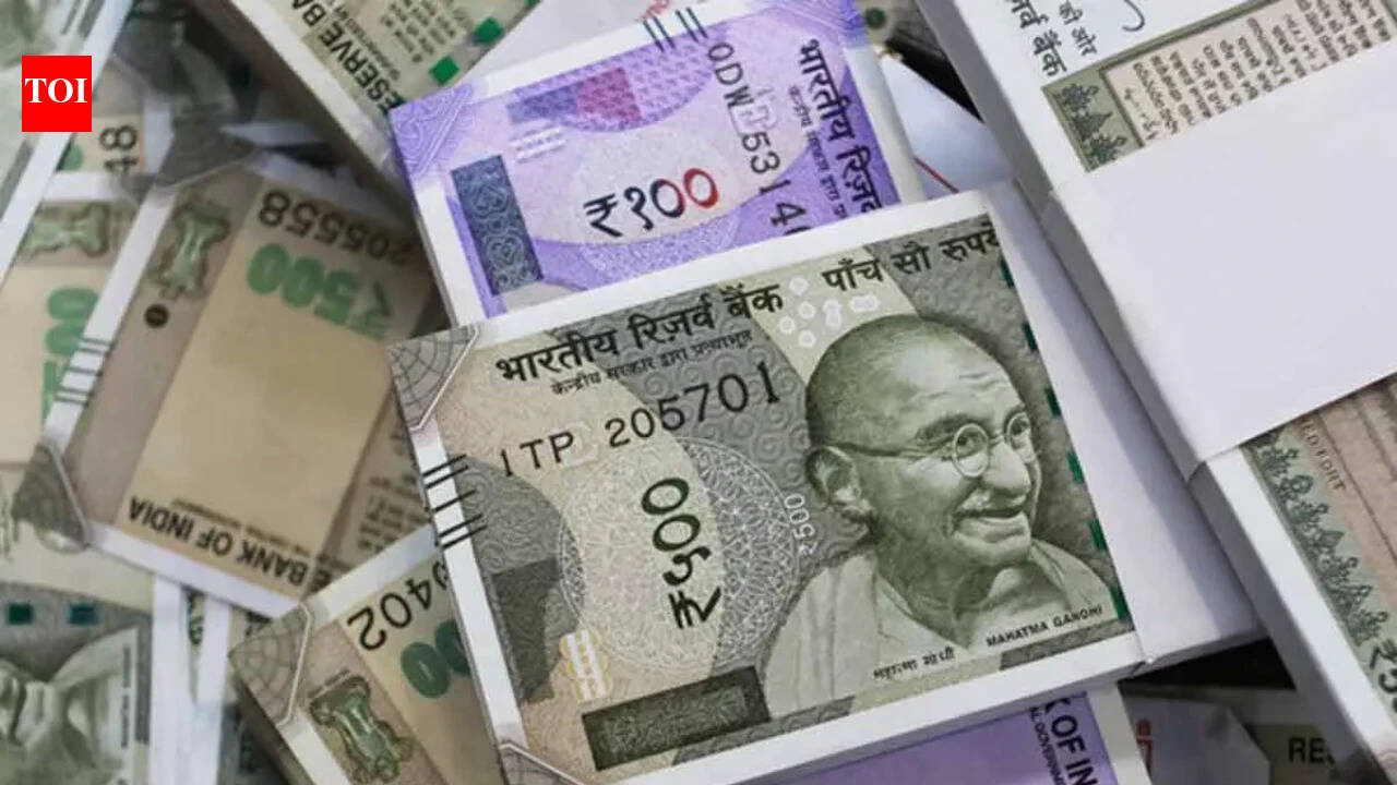 Health officer throws cash out of window as SVU team raids his flat in Patna