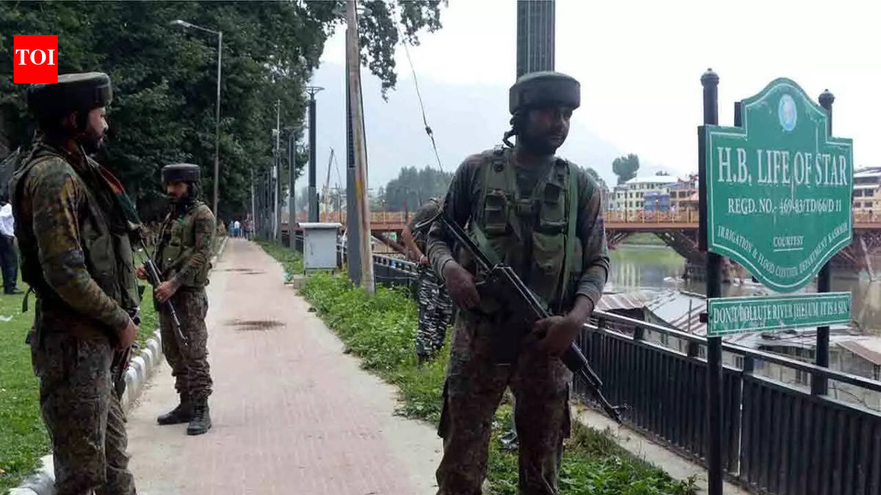 जम्मू-कश्मीर के राजौरी में आतंकी ठिकाने का भंडाफोड़, IED बरामद | भारत समाचार