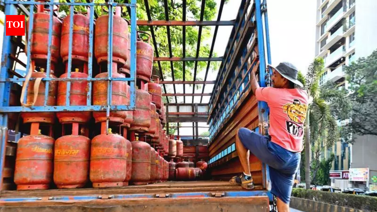 Mumbai’s beloved samosa and vada pav disappear from menus as LPG supply tightens