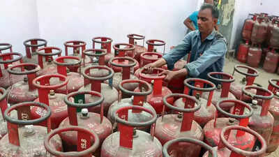 LPG shortage threatens Khichdi under midday meal scheme in Maharashtra