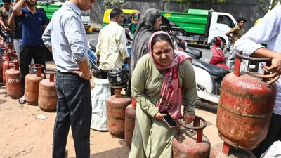 Delhi LPG story: Empty cylinders, long queues, glitches in booking system