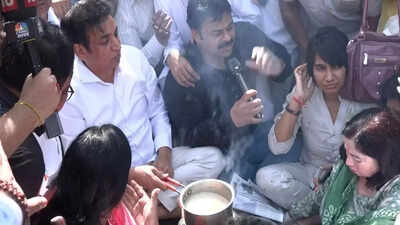 Congress workers cook tea on Chulha during LPG shortage protest in Delhi