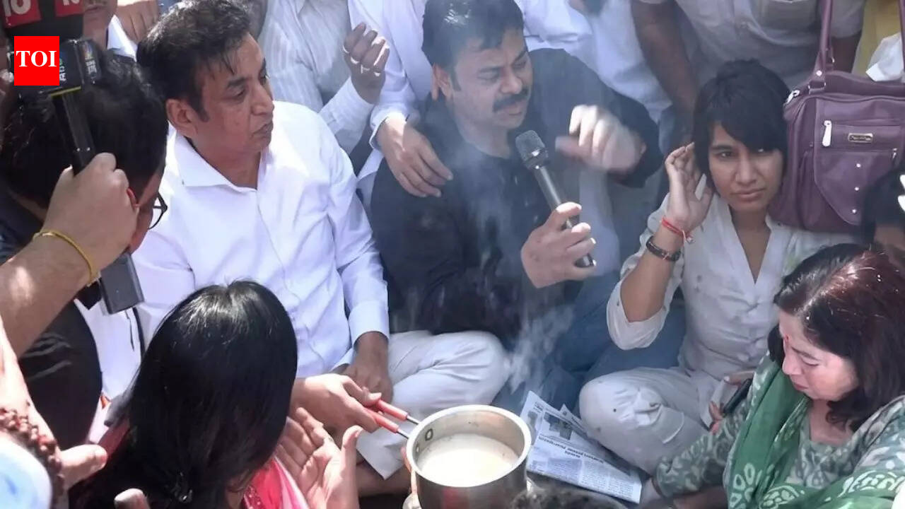 Congress workers cook tea on Chulha during LPG shortage protest in Delhi