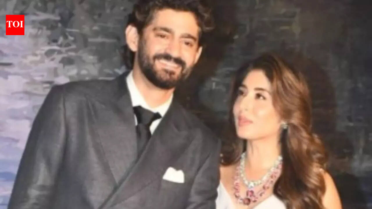 ​Gaurav Kapur goes down on one knee for wife Kritika Kamra, grooves to ‘Mujhse Shaadi Karogi’ at their after-party